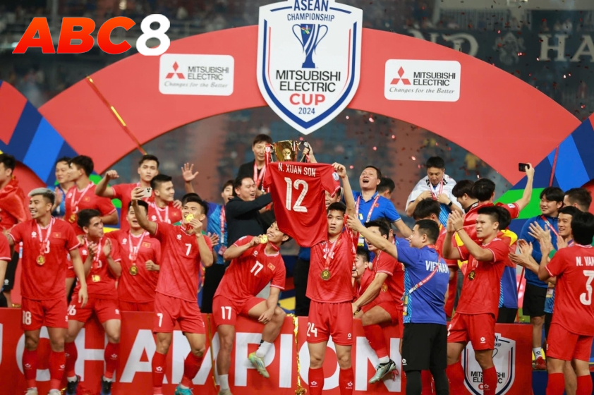 ĐT Việt Nam nâng cúp vô địch AFF Cup 2024 trên đất Thái Lan (Ảnh: CLB Nam Định)