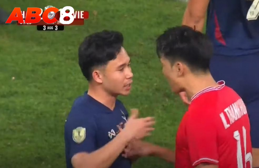 Supachok sau đó ghi bàn cho Thái Lan ở một tình huống thiếu fairplay (Ảnh chụp màn hình)